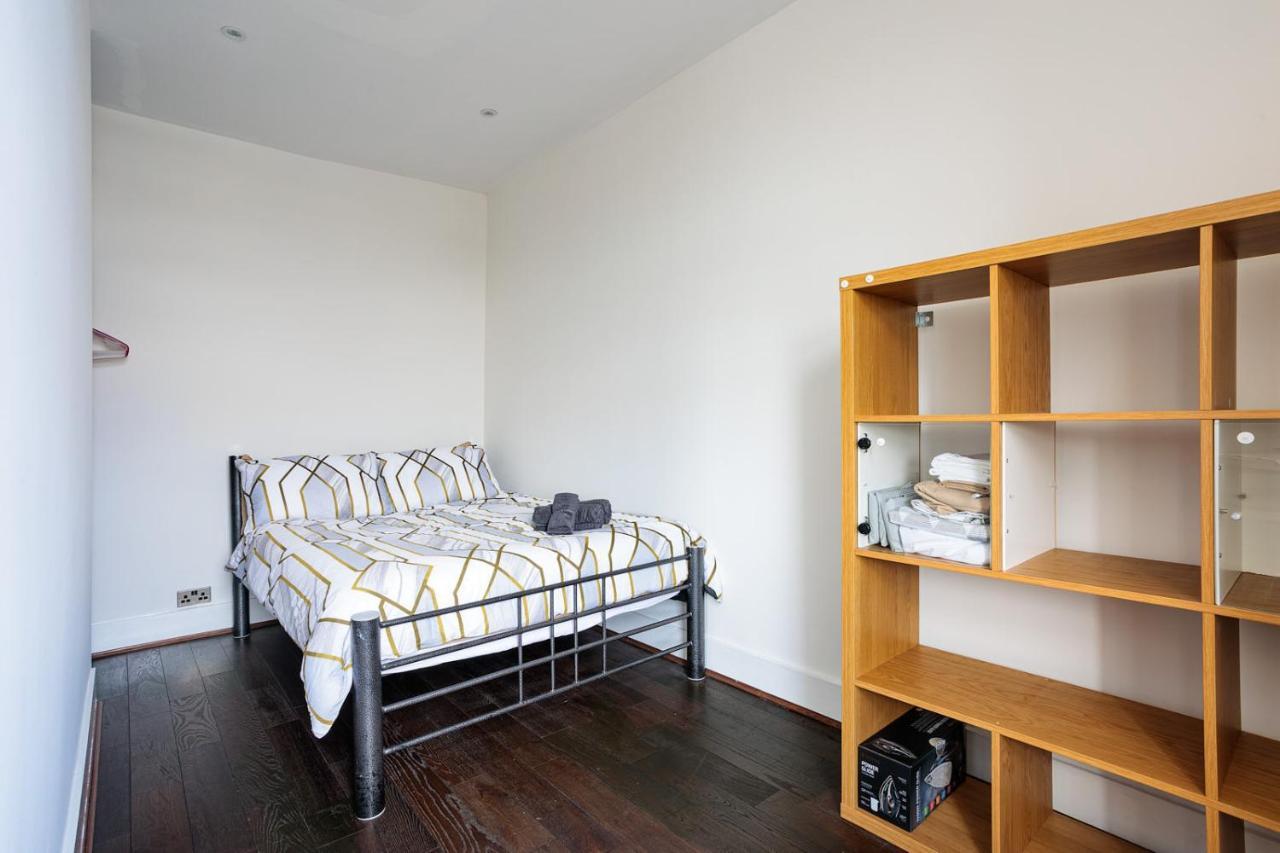 Entire Luxurious Flat Sleeps 4 Persons Appartement Londen Buitenkant foto