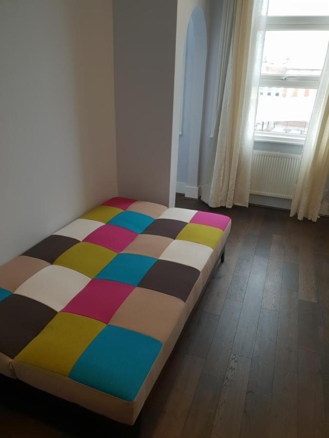 Entire Luxurious Flat Sleeps 4 Persons Appartement Londen Buitenkant foto